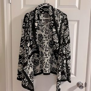 B&W printed Sweater shawl